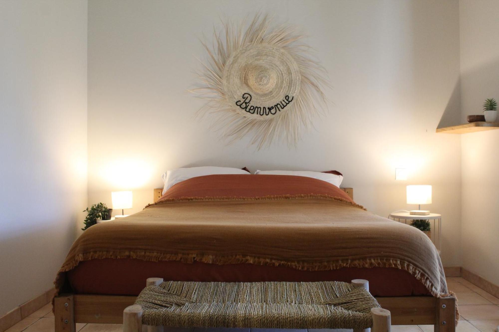 Mas Eva Hotel Mouries Bagian luar foto